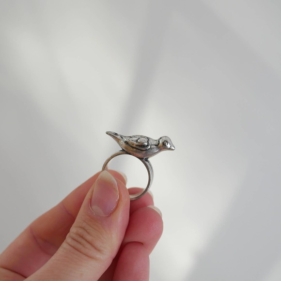 Vintage Jewelry - silver bird ring | Vintage sterling silver ring with raised bird